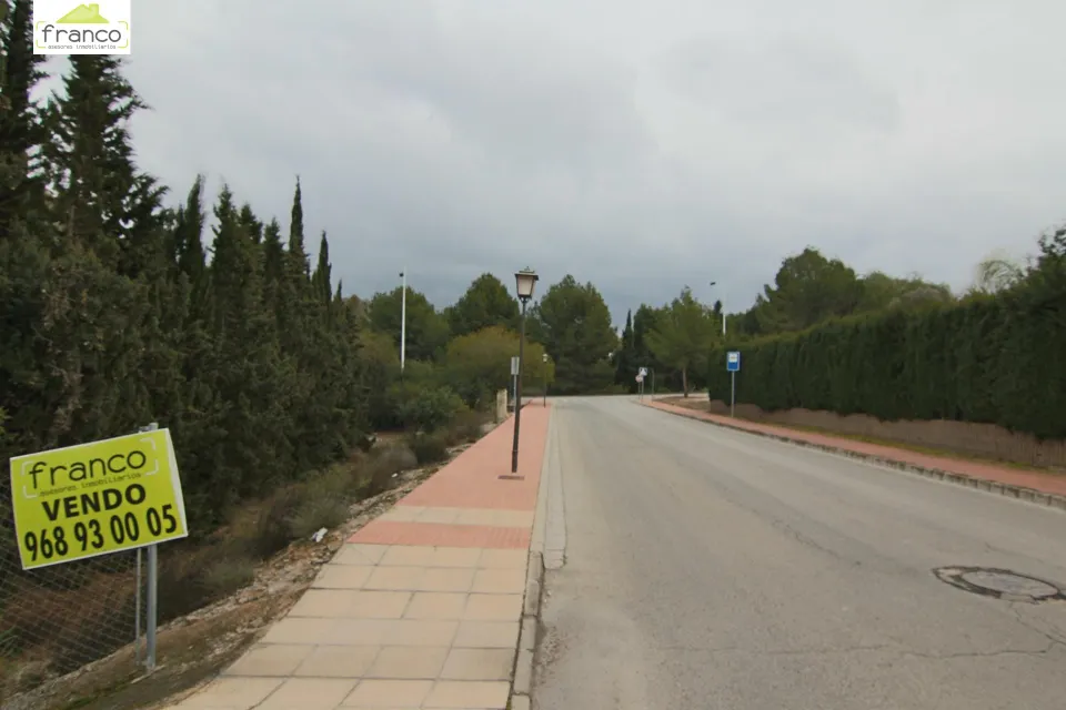 SOLAR URBANIZABLE.  CERCA DE COLEGIO SAN JORGE , ORIENTACIÓN SUR EN LA ALCAYNA