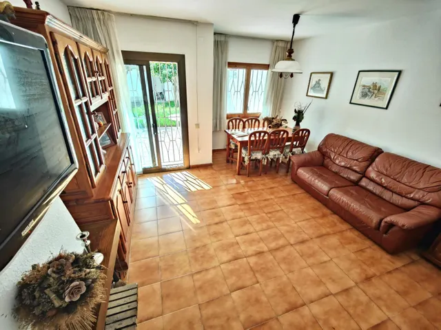 Casa adosada en Calafell de 3 habitaciones y gran jardín cerca del tren — 12