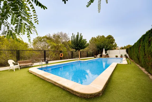 Bungalow con 2 jardines, garaje y piscina comunitaria en Torrevieja, los balcones — 25