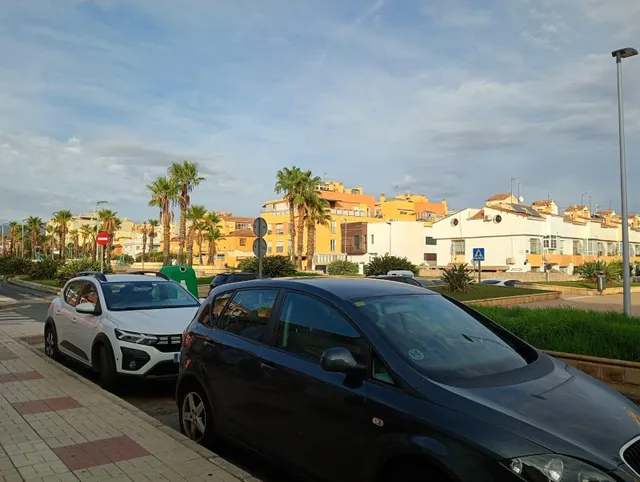 Piso de 2 habs, baños, cocina equipada, soleado y muy luminoso con plaza muy amplia de garaje junto a Teatinos — 12