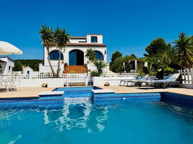 Finca Rústica de 16.000 M2, con gran Masía, piscina y vistas