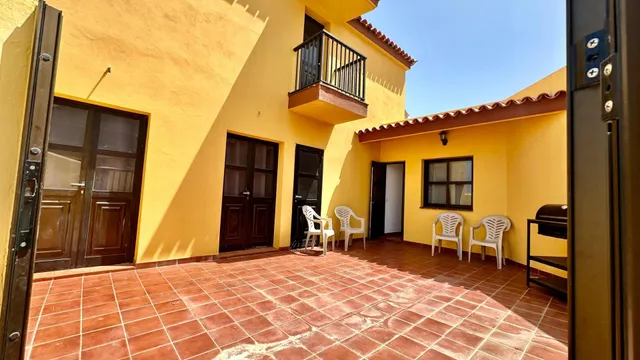 Chalet independiente con 5.318 m2 de parcela y vistas al mar en Candelaria — 37