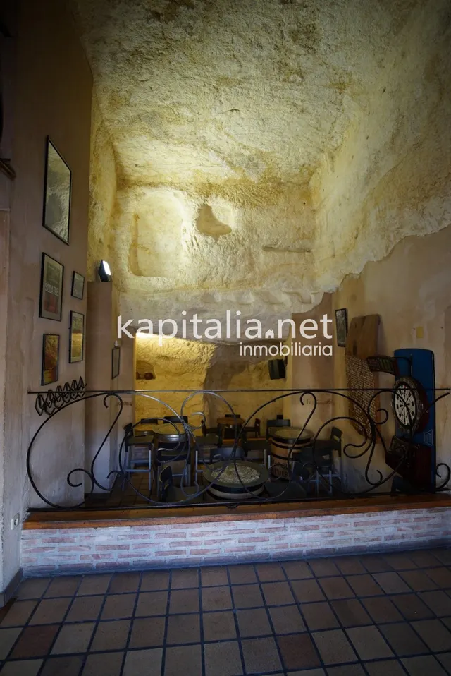 Bar en la emblemática población de Bocairent. — 17
