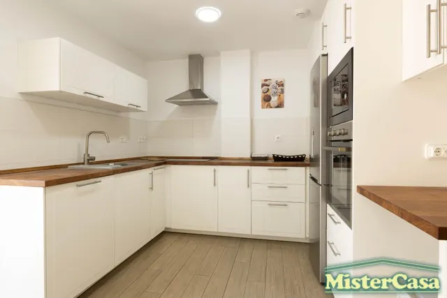 EXCLUSIVA!! Piso 3 dormitorios , 2 baños ,garaje y trastero . Gran patio  y piscina comunitaria . ROTA — 11
