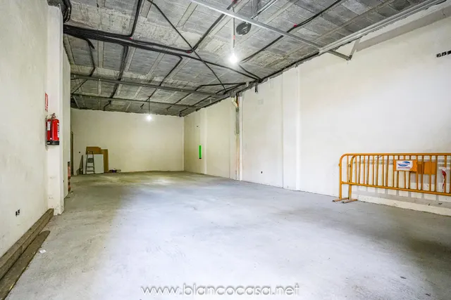 Alquiler de  Local con Sótano en Calle Tarragona, Carballo por Sólo 390 €/Mes! — 2