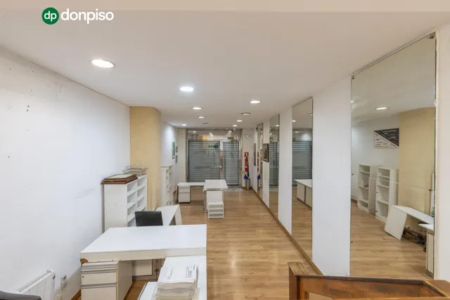 LOCAL COMERCIAL EN CALLE ÁNGEL GANIVET – UBICACIÓN PRIVILEGIADA — 19