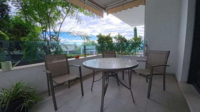 Amplio apartamento de esquina en planta baja con parcela y estudio exterior — 9