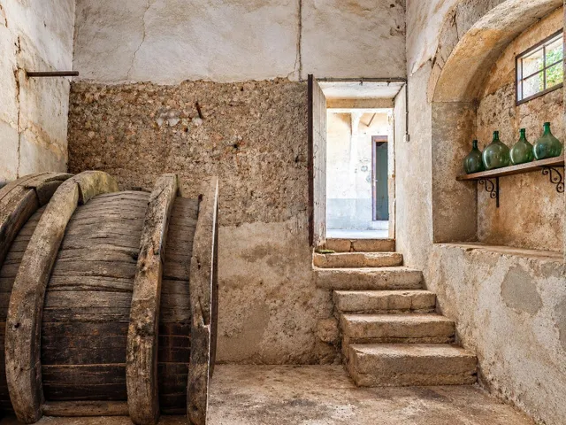 Casa señorial a reformar con bodegas, gran patio y garaje en Consell — 2