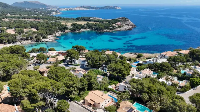Solar con proyecto residencial y vistas al mar en Sa Font de