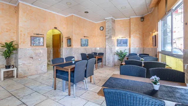 Local comercial listo para restaurante en pleno centro de Torrevieja — 2