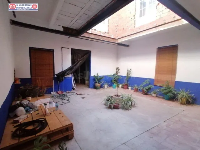 CASA CENTRICA A DOS CALLES A REFORMAR CON PATIO, GARAJE, DOR