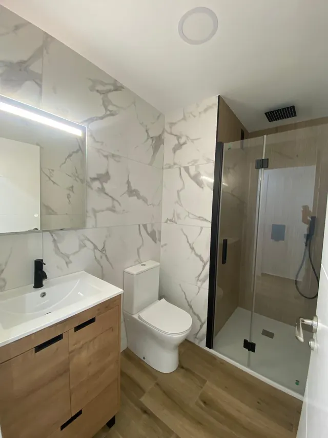 Reformado apartamento en primera línea de Torrevieja con vistas laterales al mar y piscina — 11