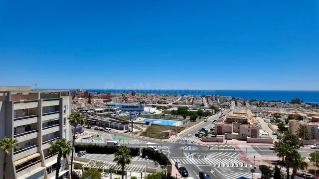 Ático con terraza, solárium privado y vistas despejadas en T