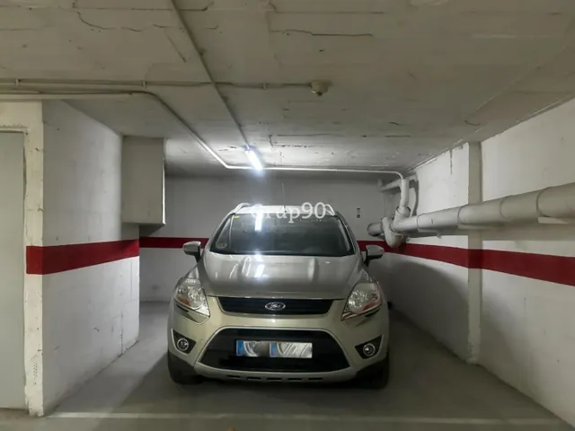 En venta amplia plaza de parking con trastero en Av. Garrigu - foto 3