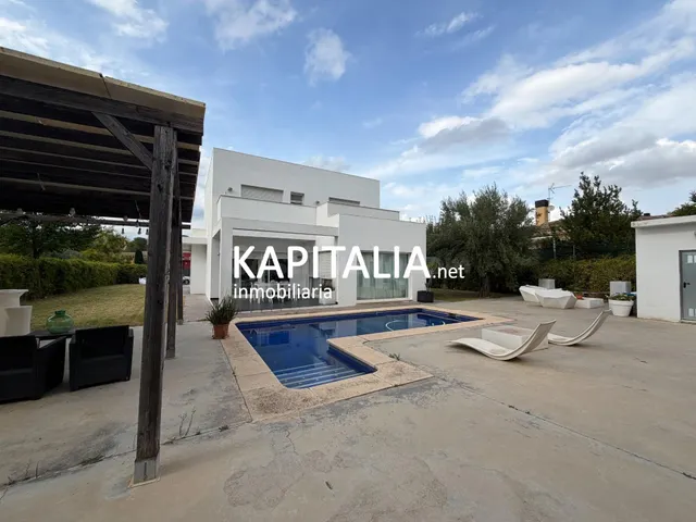 ESPECTACULAR CHALET DE DISEÑO EN URBANIZACIÓN CON PISCINA. — 3