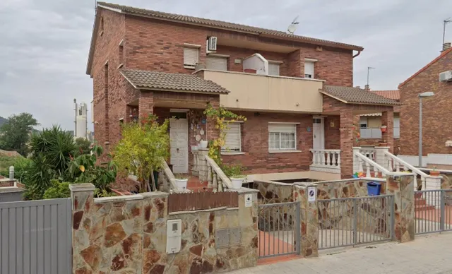 SE VENDE CASA ADOSADA OKUPADA en Burgos Sant VicenÑ§ dels Ho