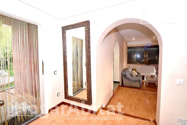 VILLA SEMINUEVA CON PISCINA, TERRAZA Y GRAN JARDÍN — 32