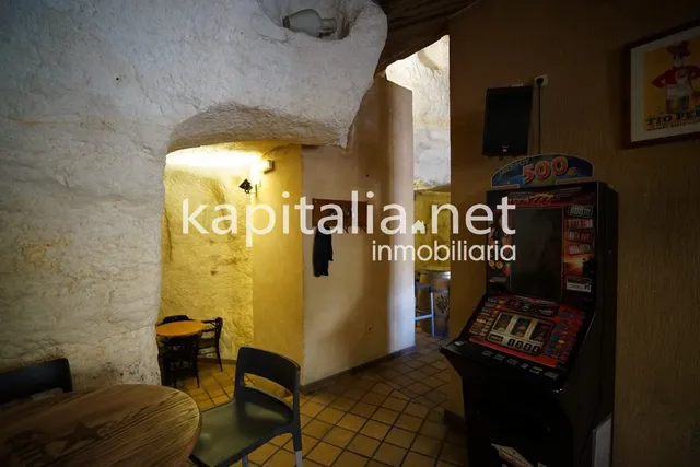 Bar en la emblemática población de Bocairent. — 25