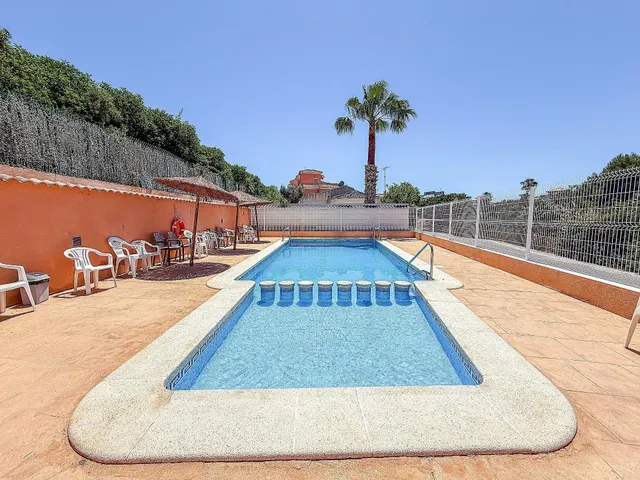 Casa adosada reformada y espaciosa de tres plantas (86 m2) con 3 dormitorios, 2 baños y 1 aseo. Terraza frente, piscina comunitaria, cerca del La Zenia Boulevard y a tan solo 650 m de Playa Flamenca — 34