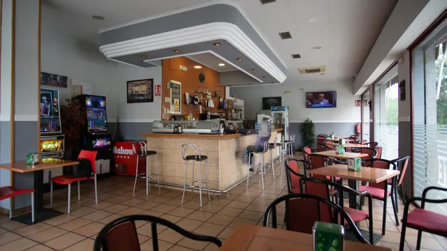 Local esquina zona avd. Alfonso XIII con licencia de apertura  para bar o cafetería — 3