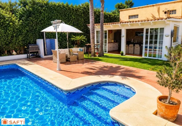 Tu refugio mediterráneo: privacidad, espacio y una villa par