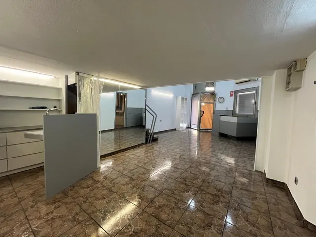 LOCAL COMERCIAL CON ALTILLO SITUADO EN ZONA  DR. PUJADES — 15