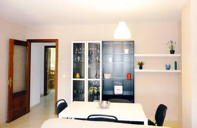 ¡ESTUDIANTES! PISO DE TRES habitaciones EN ALQUILER, CON PLA - foto 3