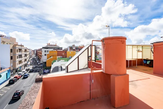 Casa de 4 plantas en zona céntrica de La Laguna · Ideal para inversores y familias numerosas · Muchas posibilidades — 50