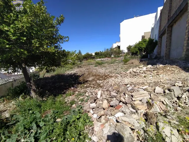 SE VENDE TERRENO URBANO CON GARAJE - foto 2