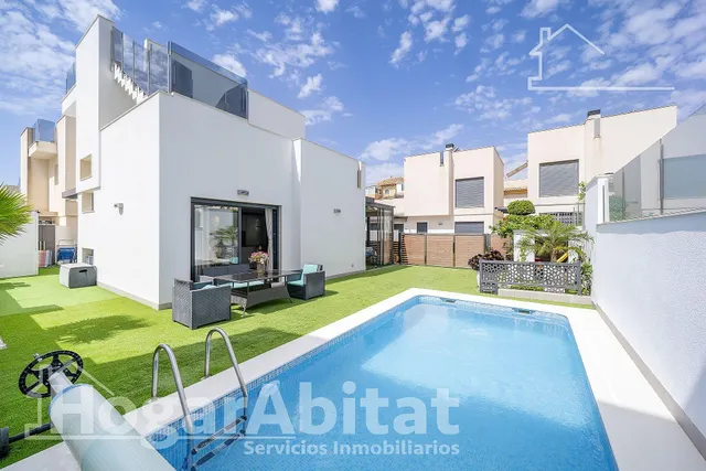 ¡EXTRAORDINARIO CHALET! AMPLIO Y SEMINUEVO CON PISCINA PRIVADA Y TRES TERRAZAS — 37
