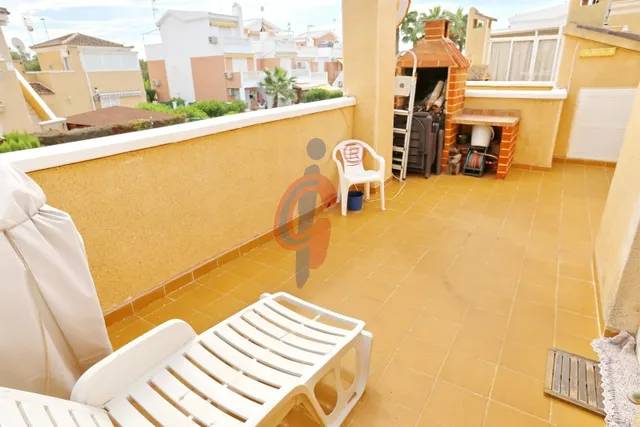 Espectacular bungalow en esquina con gran solárium, jardín privado y piscina en Guardamar del Segura — 31
