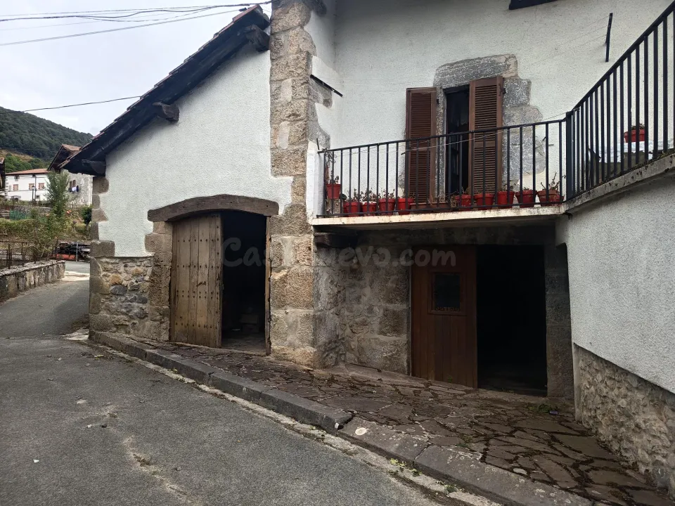 Conjunto Inmobiliario con Caserío tradicional y terreno.