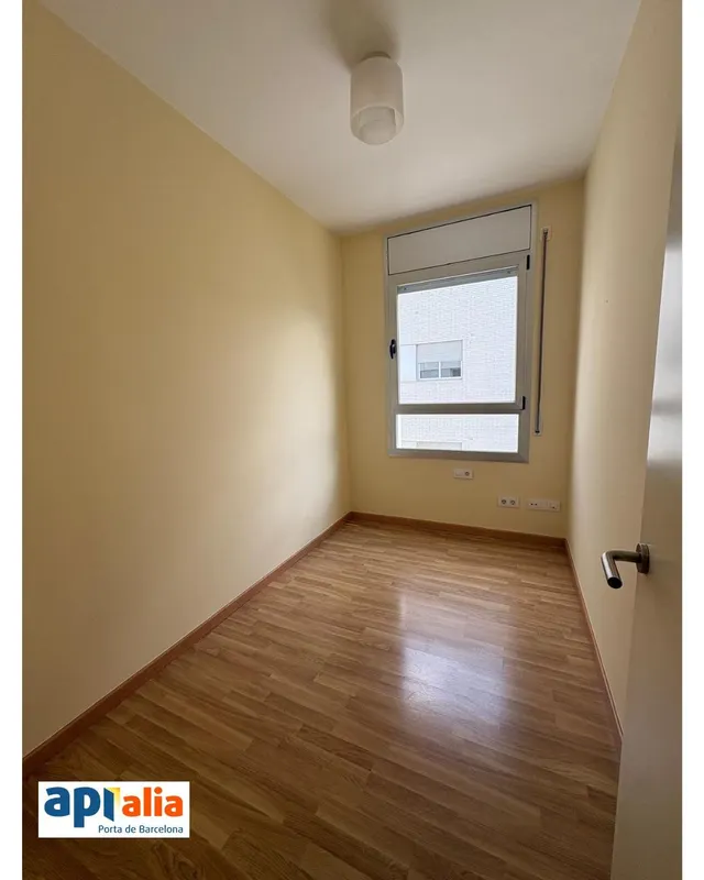 Luminoso piso con terraza, piscina, parking y trastero junto a la Ciudad Deportiva Joan Gamper. — 13
