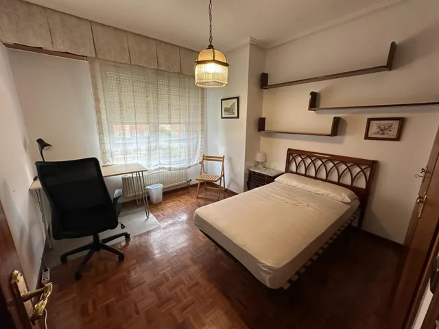 Habitación con escritorio en Avenida de la Paz — TODOS los g