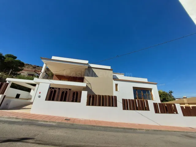 Fantástico Chalet de 4 Plantas con piscina en San De Los Ter
