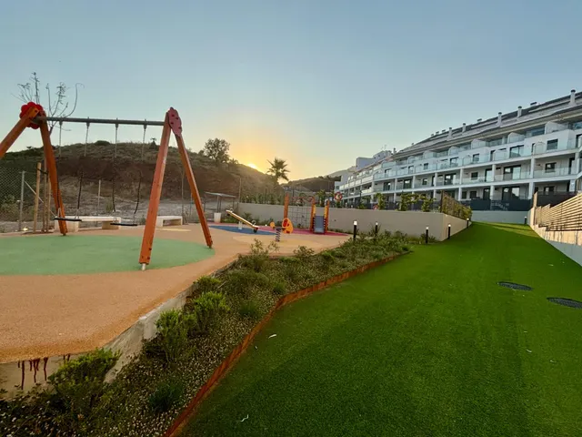 Moderno Apartamento en Fuengirola con Vistas y Amplias Zonas Comunes — 10