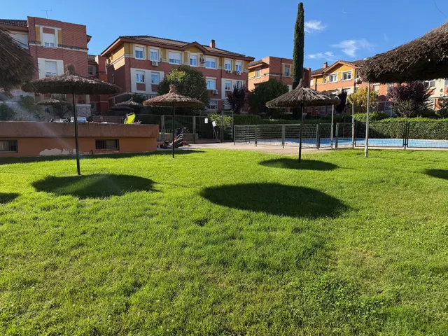 Luminoso piso de 3 dormitorios con piscina, garaje y trastero en el centro de Villanueva del Pardillo — 27