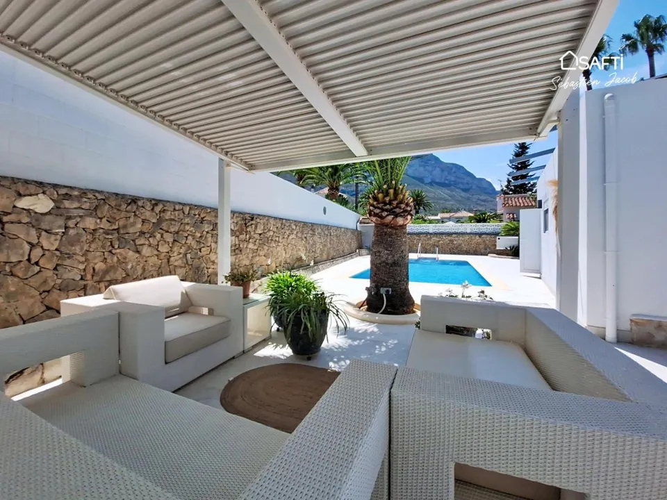 Villa exclusiva totalmente reformada con vistas al mar y al Montgó