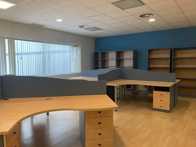ALQUILER DE OFICINA, EN CENTRO DE EMPRESAS — 19