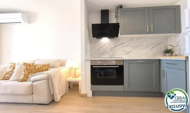 Apartamento en Primera Línea de Mar, Reformado, con Terraza  - foto 3