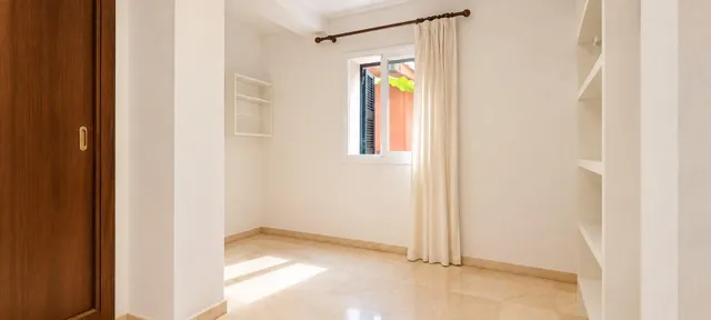 Piso con terraza y piscina en El Terreno, Palma — 16