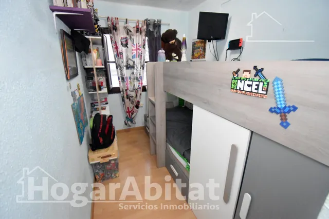 Disfruta de la luz natural y el encanto de vivir a un paso del centro en este acogedor piso con balcón — 14