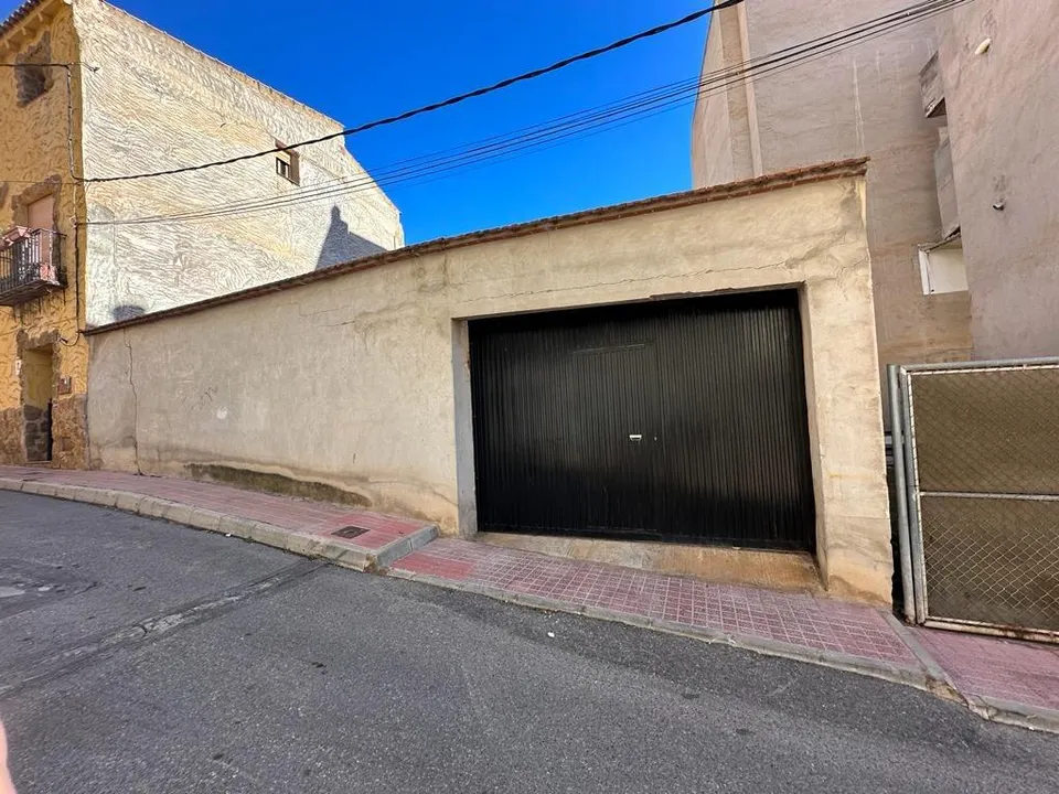Solar con garaje parcela de 220 metros