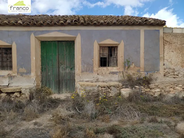 TERRENO CON CASA EN RUINAS