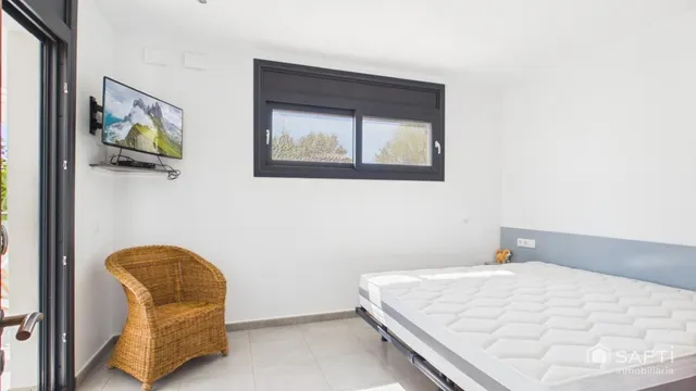 Casa moderna con cuatro habitaciones, piscina y garaje — 13