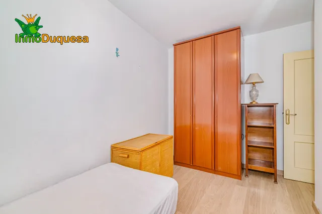 Piso de 4 dorm. con ascensor y Plaza de aparcamiento. Avda. de Madrid. — 22