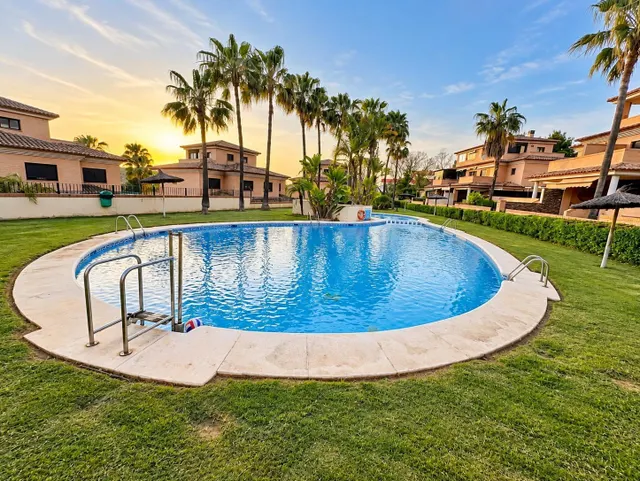 Chalet pareado de 5 habitaciones con jardín, piscina y terrazas en Paterna — 10