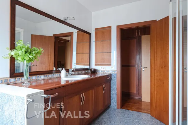 Villa de lujo con piscinas y finca de 6 ha en Sant Feliu de Codines — 35