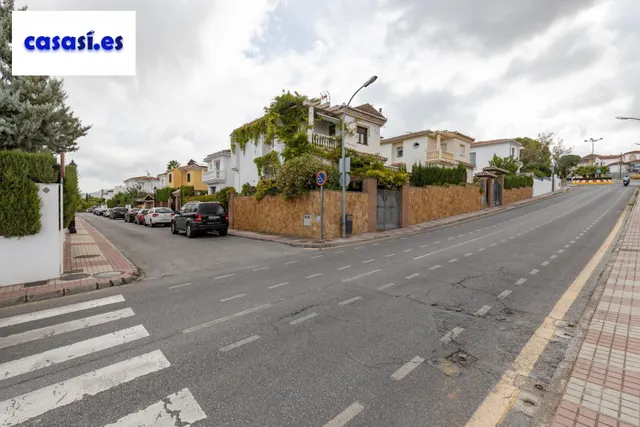 Casa independiente con piscina en La Zubia. — 44