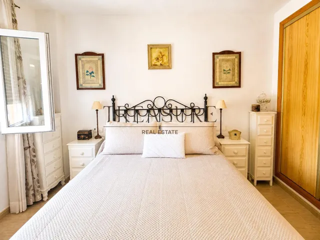 Apartamento en primera línea de mar con plaza de garaje, dos piscinas y orientación sur – Villa Cristal, Playa Paraíso — 5